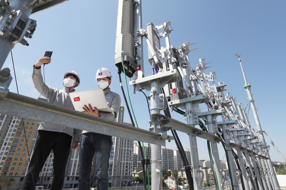 KT 직원들이 경기도 파주산업단지의 상용망에 구축된 5G 단독모드(SA) 네트워크를 시험하고 있다/사진=KT