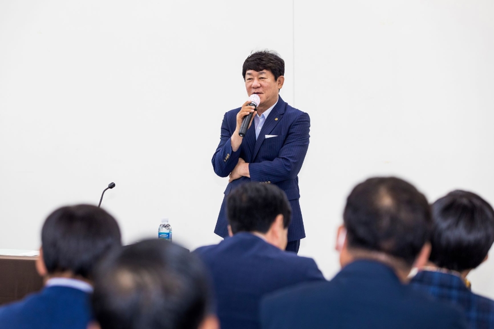 지역 간담회에서 나온 질의에 즉시 답을 해주거나 해결하는 화통 경영을 선보이는 김윤식 신협중앙회장./사진=신협중앙회