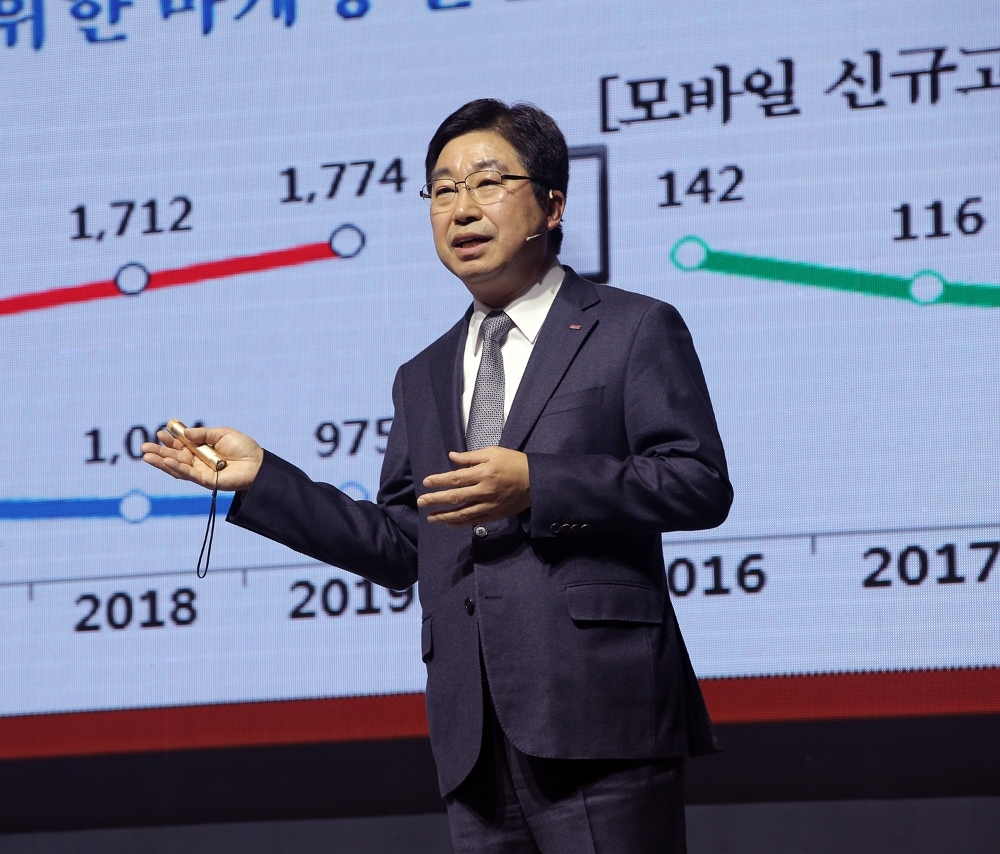 황윤철 경남은행장이 올해 초 열린 '2020년 상반기 경영전략회의'에서 CEO 특강을 진행하고 있다. /사진=경남은행