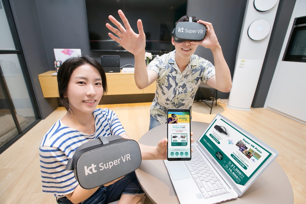 국내 대표 VR 플랫폼 사업자 KT가 롯데렌탈과 함께 개인형 실감미디어 서비스 ‘슈퍼VR’의 인수형 장기 렌탈 상품을 월 2만원대 콘텐츠까지 즐길 수 있는 합리적인 구성으로 선보인다고 29일 밝혔다. 사진은 KT 직원들이 슈퍼 VR 장기 렌탈 상품을 소개하는 모습/사진=KT
