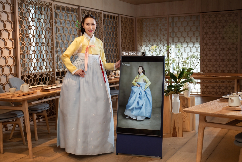 강남구 신사동에 위치한 설화수 플래그십 스토어에서 '더 세로'를 이용해 전통 한복 체험 프로그램을 진행하고 있다/사진=삼성전자