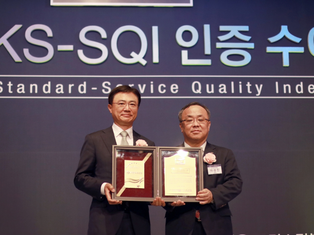 신한저축은행은 한국표준협회가 주관하는 2020 한국서비스품질지수(KS-SQI) 평가에서 저축은행 부문 6년 연속 1위에 올랐다./사진=신한저축은행
