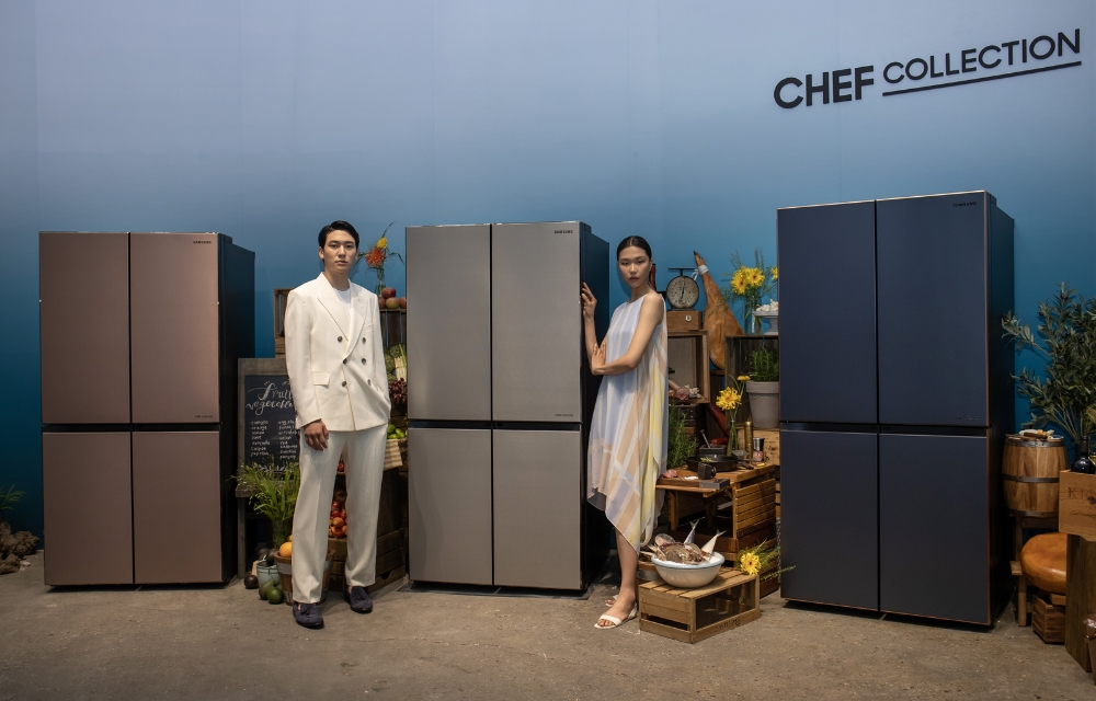 삼성전자 모델이 서울 성수동에 마련된 체험존에서 '뉴 셰프컬렉션' 냉장고를 소개하고 있다/사진=삼성전자