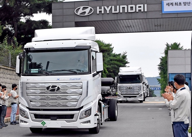 전북 완주군 현대차 전주공장에서 양산된 엑시언트 수소전기트럭이 출하되고 있다. 사진=현대차.