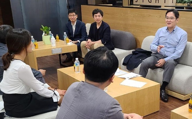 이재용 부회장(오른쪽)이 6일 삼성전자 수원사업장을 찾아 사내 벤처프로그램 'C랩'을 통해 스타트업에 도전 중인 임직원들을 격려하고 있다. 사진=삼성전자.