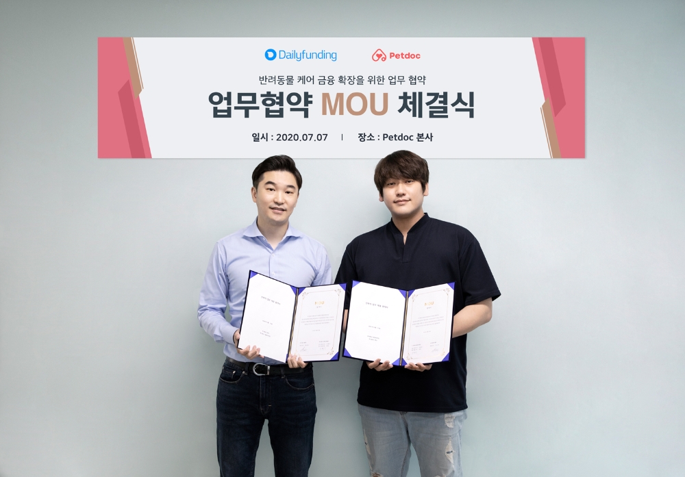 데일리펀딩 이해우 공동대표(왼쪽), 펫닥 최승용 대표가 협약식 후 기념촬영을 하고 있다./사진=데일리펀딩