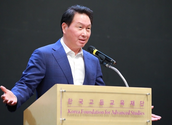 최태원 SK 회장 "지식인 넘어 지성인 돼 달라"…유학 떠나는 장학생 격려