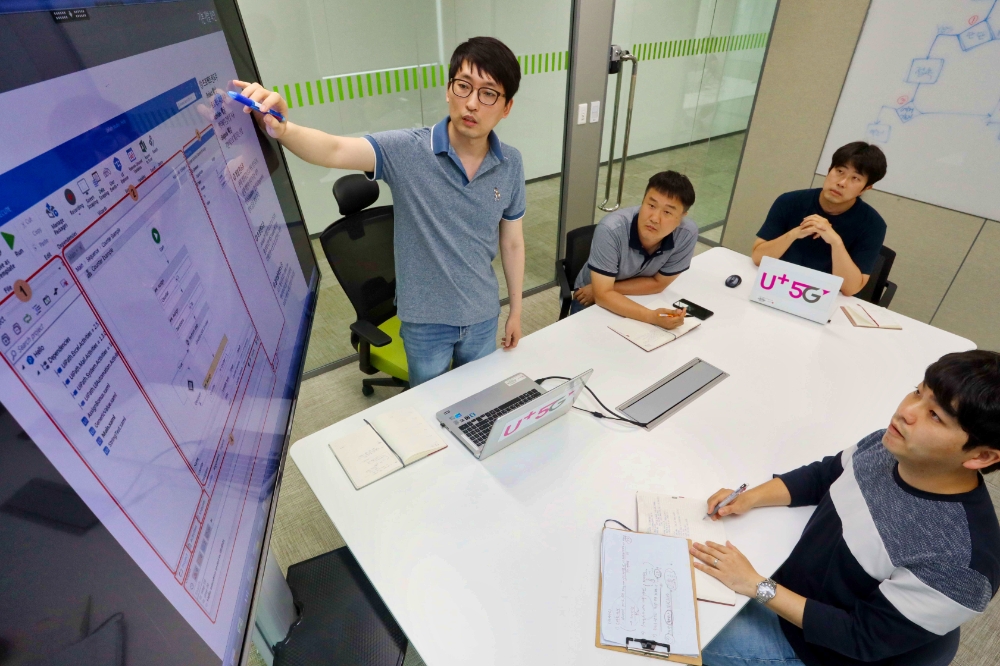 LG유플러스 NW부문 직원들이 RPA 솔루션을 주제로 토론하고 있다/사진=LG유플러스