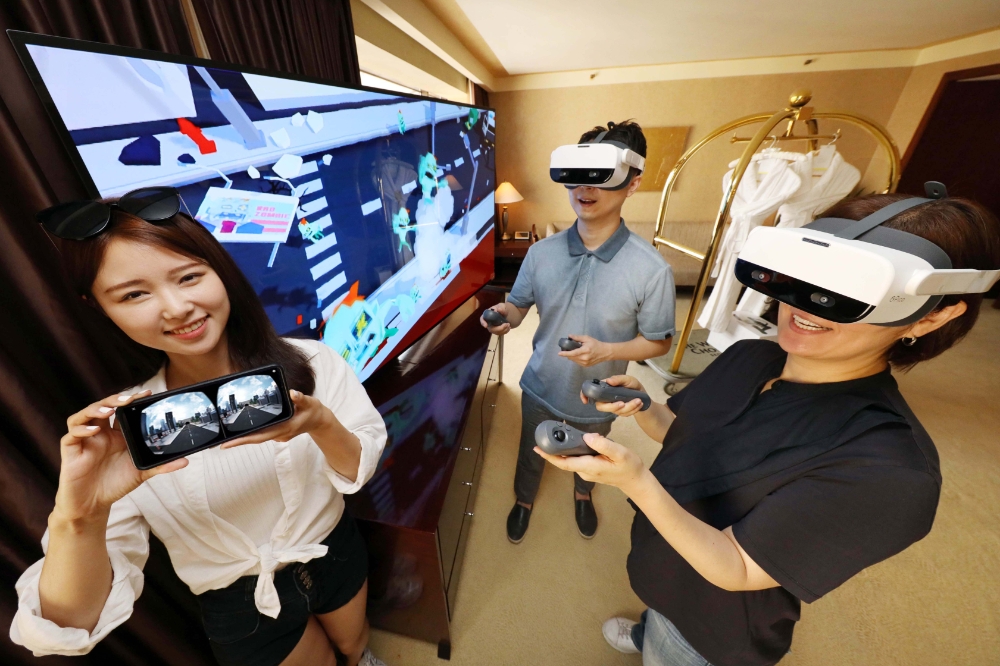 LG유플러스는 서울 웨스틴조선호텔과 손잡고, 여름 휴가철 호텔 이용객을 대상으로 클라우드 VR 서비스를 제공한다고 9일 밝혔다/사진=LG유플러스