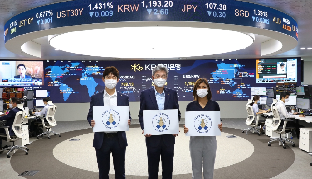허인 KB국민은행장(가운데)이 글로벌사업그룹 직원들과 KB국민은행 딜링룸에서 ‘스테이 스트롱’ 캠페인에 참여했다. /사진=KB국민은행