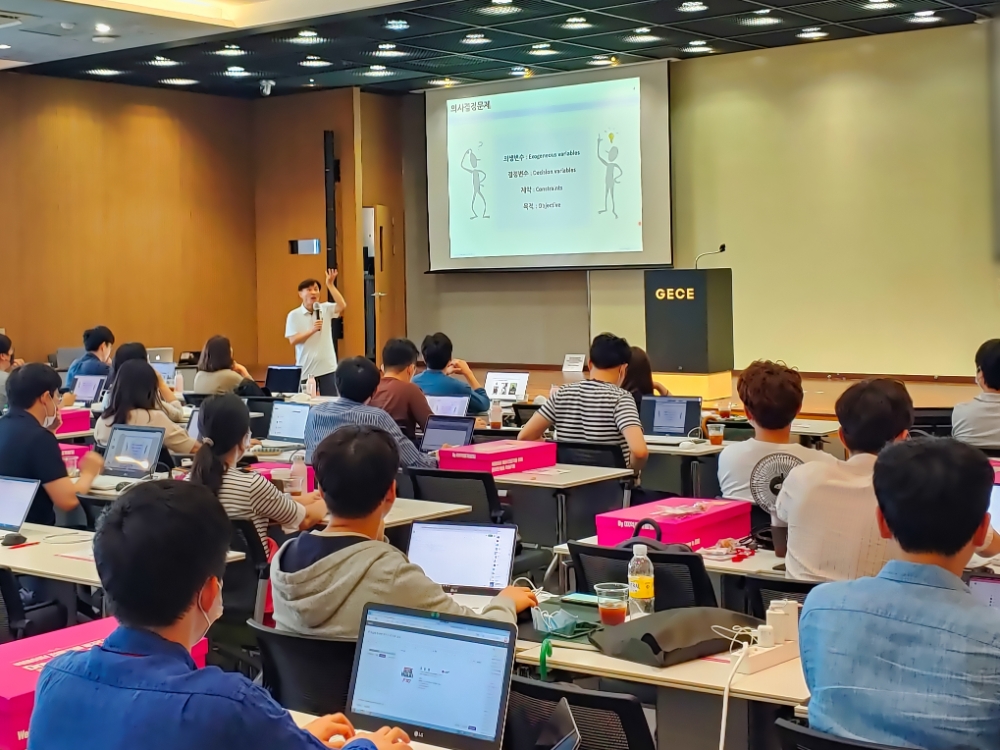 LG유플러스 직원들이 지난 10일 오전 서울대학교에서 드림 빅 데이터 과정을 수강하고 있다/사진=LG유플러스