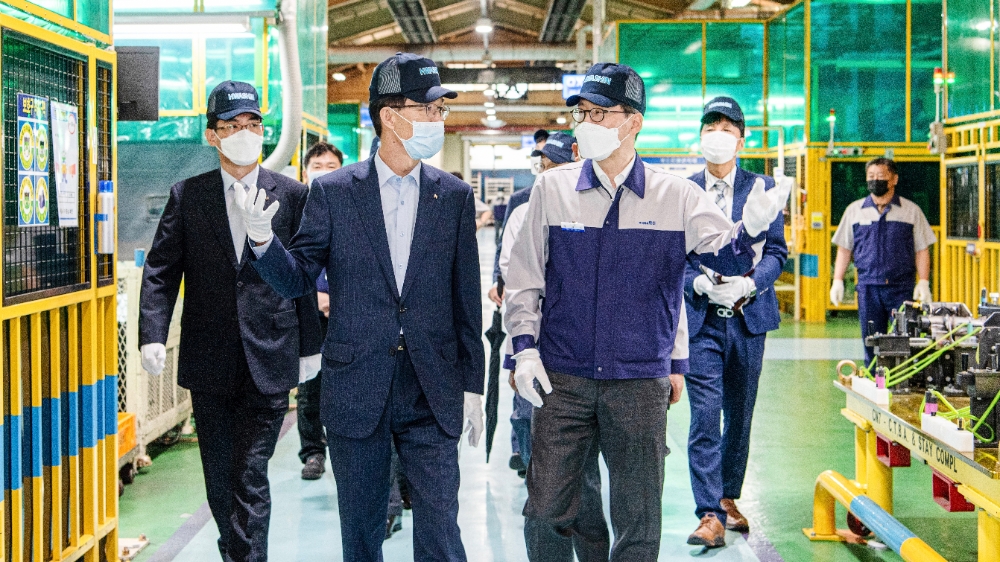 방문규 수출입은행장(왼쪽)이 지난 15일 자동차 섀시 제조업체 화신을 찾아 관계자의 설명을 듣고 있다. /사진=수출입은행