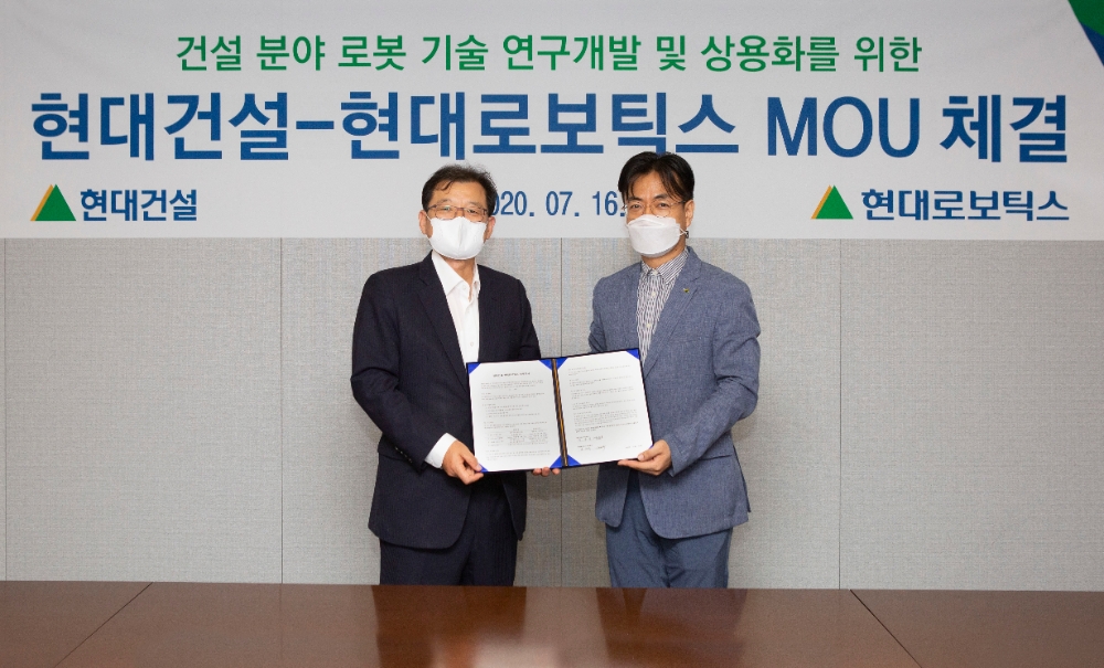 현대건설 박구용 기술연구소장(左), 현대로보틱스 윤대규 로봇연구소장(右) / 사진=현대건설