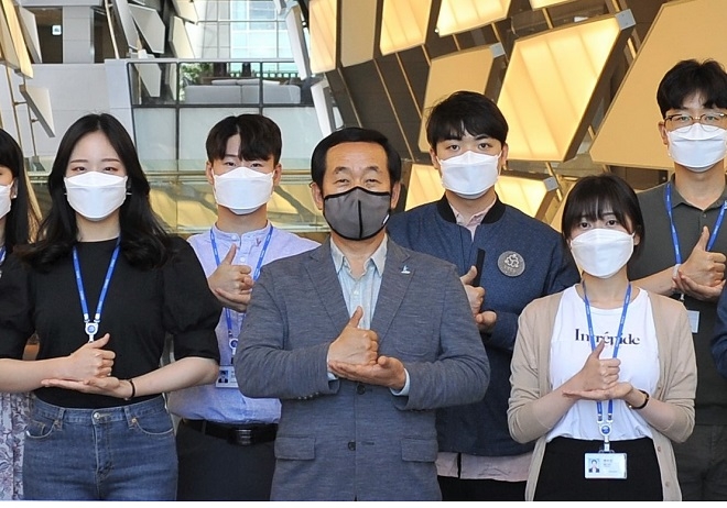 장희구 코오롱인더스트리 사장(가운데).