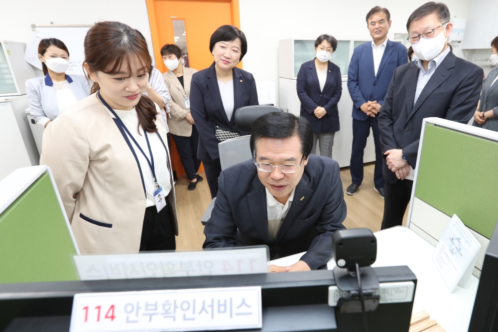 용산구치매안심센터에서 성장현 용산구청장이 KT 114안부확인서비스를 이용해 치매 독거 어르신의 안부를 확인하는 모습/사진=KT