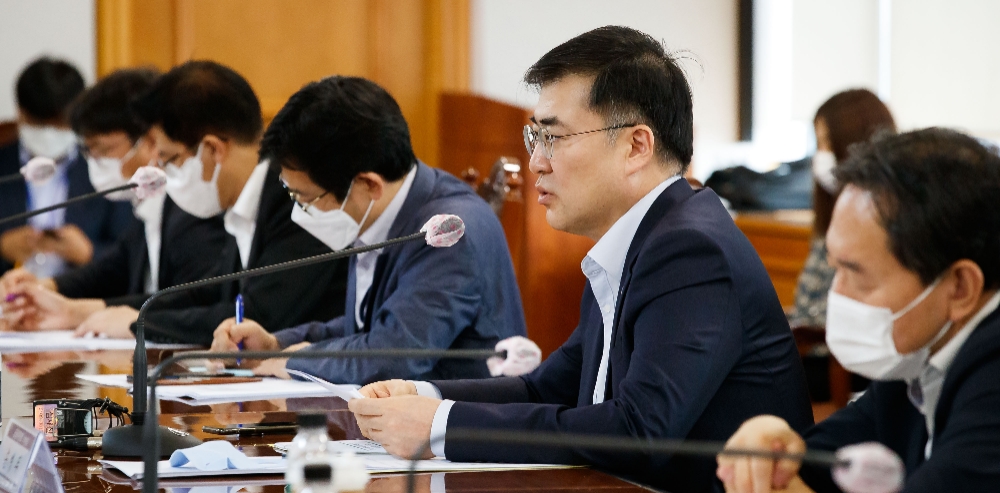 손병두 금융위 부위원장이 7월 21일 서울 중구 은행연합회에서 열린 금융리스크 대응반 회의에서 모두발언을 하고 있다. / 사진= 금융위원회(2020.07.21)