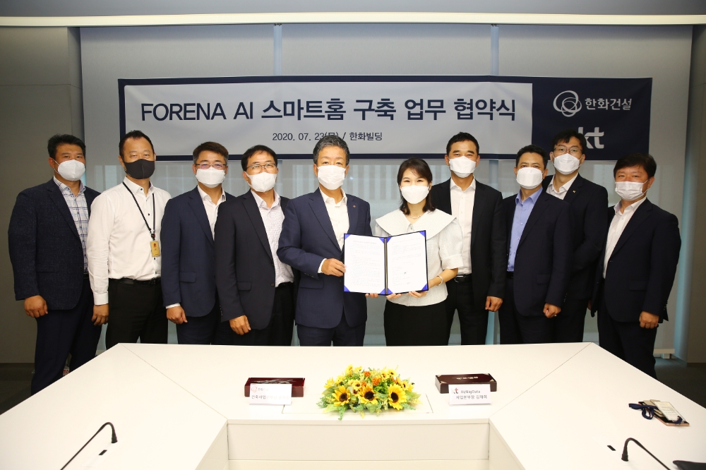 윤용상 한화건설 건축사업본부장(좌측 5번째)과 김채희 KT AI/BigData사업본부장(우측 5번째)이 ‘포레나 AI 스마트홈 구축 업무 협약(MOU)’을 체결하고 기념촬영을 하고 있다. / 사진=한화건설
