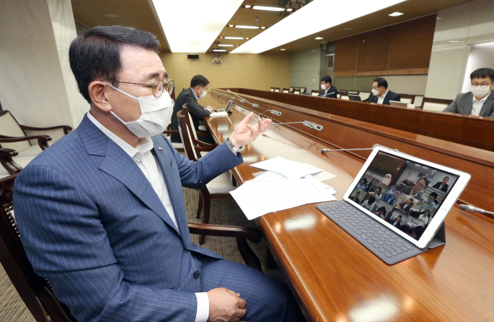 신한금융그룹은 23일 조용병 회장(사진)을 비롯한 그룹사 CEO들이 참석한 가운데 '그룹CEO 긴급 화상회의'를 열었다. / 사진= 신한금융지주(2020.07.23)