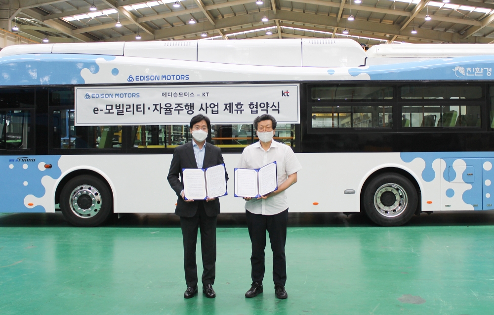 (왼쪽부터) 최강림 KT 커넥티드비즈센터장 상무, 강영권 에디슨모터스 대표가 MOU 체결 후 경남 함양 에디슨모터스 본사에서 기념 촬영을 하고 있다/사진=KT