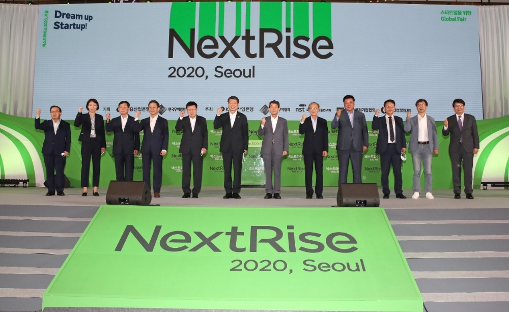 ‘넥스트라이즈 2020’ 개막식에서의 은성수 금융위원장(왼쪽 여섯 번째)과 이동걸 한국산업은행 회장(왼쪽 일곱 번째). /사진=산업은행