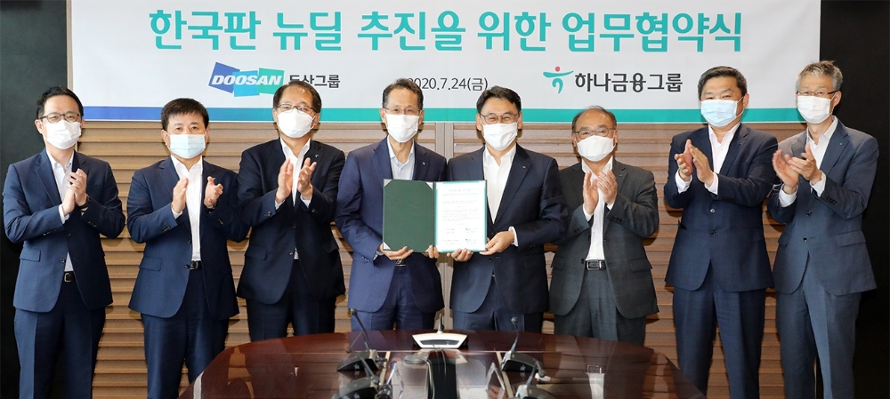 하나금융그룹은 코로나19를 극복하고 포스트 코로나에 선제적으로 대응하기 위한 '한국판 뉴딜' 정책에 10조원의 금융지원에 나서기로 했다. 이를 위한 첫 신호탄으로 하나금융그룹은 지난 24일 하나은행 을지로 본점에서 두산그룹과 '한국판 뉴딜 추진을 위한 업무협약'을 체결했다. 지성규 하나은행장(사진 왼쪽에서 네번째)과 정연인 두산중공업 대표이사(사진 왼쪽에서 다섯번째) 등 참석자들이 업무협약 체결 후 기념촬영을 하고 있다.사진 왼쪽부터 강효창 하나은행 중앙영업본부 지역대표, 박승오 하나은행 여신그룹 전무, 김희석 하나대체투자자산운용 사장, 지성규 하나은행장, 정연인 두산중공업 대표이사, 유수경 두산퓨얼셀 대표이사, 백승암 (주)두산 부사장, 이종문 두산종공업 상무. / 사진= 하나금융그룹(2020.07.26)