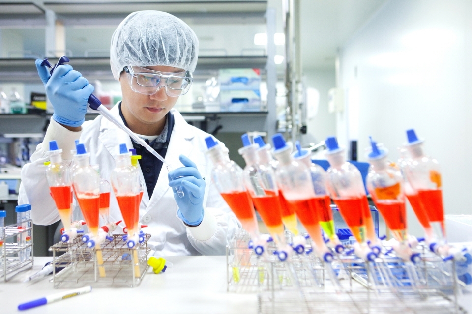 SK바이오사이언스 연구원이 백신 개발을 위한 R&D를 진행하고 있다./사진=SK바이오사이언스