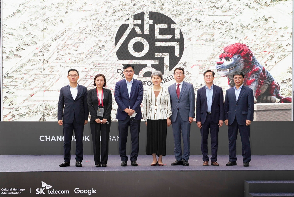 SK텔레콤이 문화재청, 구글과 함께 한국의 대표 유네스코 세계유산인 ‘창덕궁’을 5G MEC 위에 AR 기술로 새롭게 구현했다고 27일 밝혔다. (사진 왼쪽부터) 이강원 SK텔레콤 5GX클라우드 랩스장, 예희강 브랜드마케팅그룹장, 하형일 코퍼레이트2센터장, 정재숙 문화재청장, 나명하 궁능유적본부장, 최재혁 창덕궁관리소장, 허근만 SK텔레콤 ICT Infra센터 Infra Eng그룹장이 기념 사진 촬영을 하고 있는 모습./사진=SK텔레콤