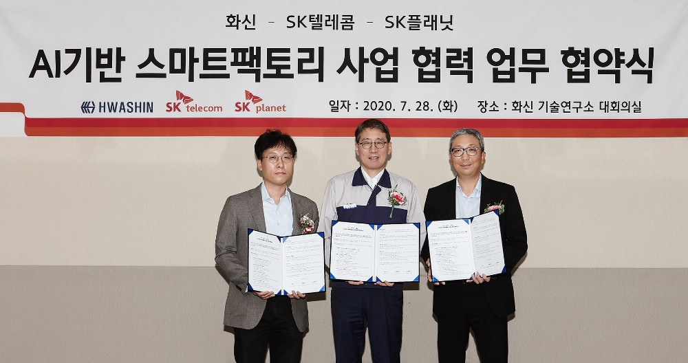 SK텔레콤은 SK플래닛, 화신과 'AI 기반 스마트팩토리 사업 협력'을 위한 업무 협약을 체결했다고 28일 밝혔다. 사진은 업무 협약식에 참석한 최낙훈 SK텔레콤 Industrial/Data 사업 유닛장(왼쪽), 정서진 화신 대표(가운데), 이한상 SK플래닛 대표(오른쪽)의 모습/사진=SK텔레콤