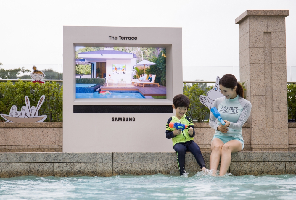 삼성전자 모델들이 서울신라호텔 야외 수영장 '어번 아일랜드'에 설치된 '더 테라스'를 선보이고 있다./사진=삼성전자