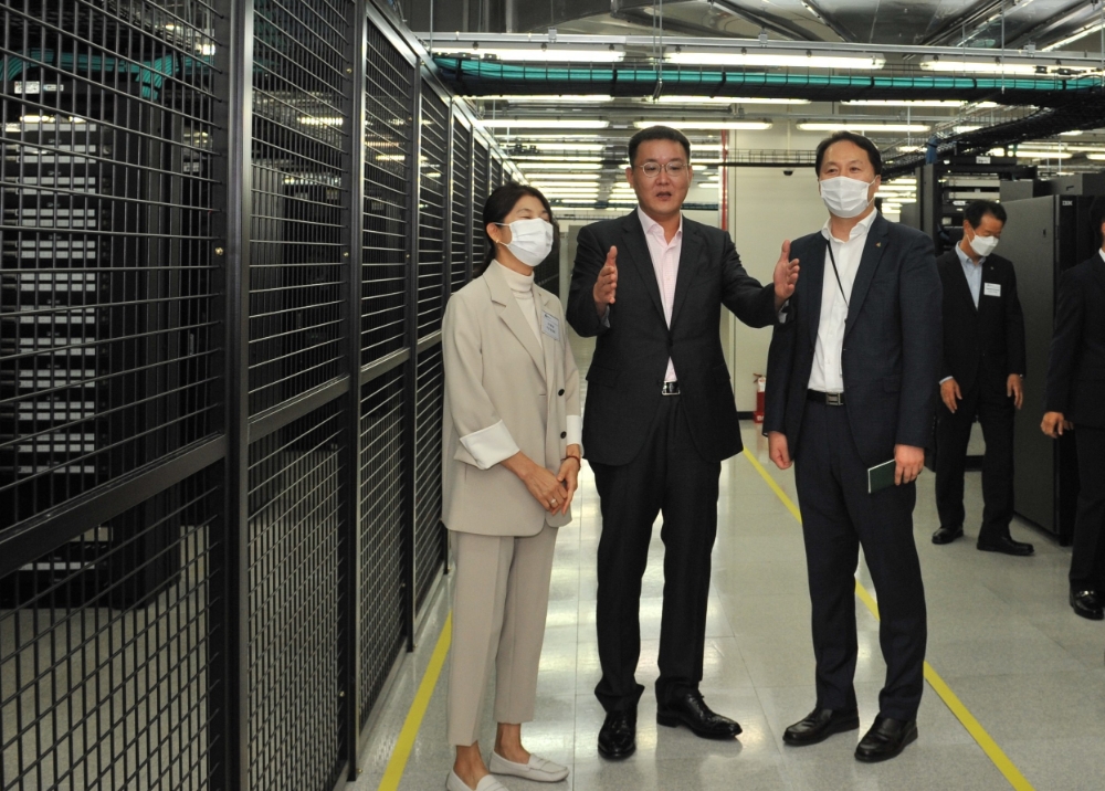 김남호 DB그룹 회장(가운데)가 DB Inc. 데이터센터를 찾아 사업장을 둘러보고 있다/사진=DB그룹