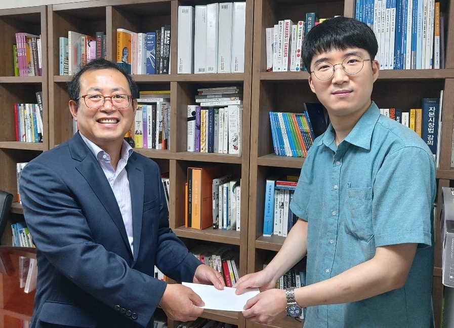 ▲고인묵 금융투자자보호재단 상무이사(왼쪽)와 조유성씨(오른쪽).