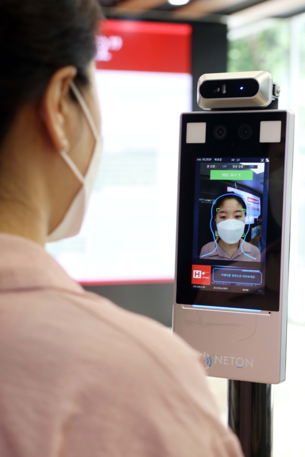 LG유플러스가 서울 H+양지병원에 영상분석 기반 ‘지능형 방문자 관리’ 시스템을 구축했다고 3일 밝혔다. 사진은 서울 H+양지병원 내원객이 1층 로비에 위치한 지능형 방문자 관리 시스템이 적용된 출입 게이트를 통과하는 모습./사진=LG유플러스