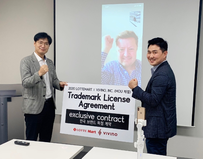 지난달 29일 잠실동에 위치한 롯데마트 본사에서 비비노(VIVINO)社와 화상으로 브랜드 사용에 대한 업무협약을 체결하고 있다. 왼쪽부터 롯데마트 강헌서 가공일상부문장, 비비노(VIVINO) 모턴 필립슨(Morten Fillipsen)부사장(화면), 롯데마트 박석재 주류 팀장. / 사진 = 롯데마트