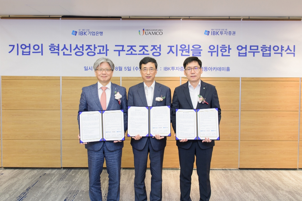 ▲(왼쪽부터)서병기 IBK투자증권 대표이사, 김석민 유암코 대표이사, 김형일 IBK기업은행 혁신금융그룹장 부행장이 5일 서울 여의도 IBK투자증권 본사에서 ‘기업재무안정 PEF 업무협약’을 체결하고 기념사진을 찍고 있다./사진=IBK투자증권