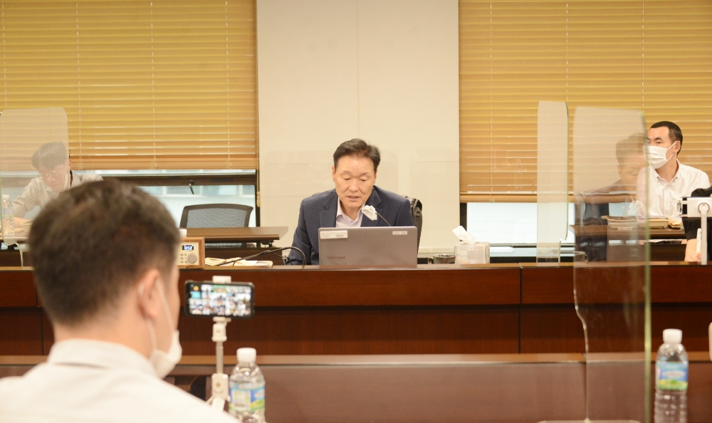 이계문 서민금융진흥원장이 지난달 24일 1397서민금융콜센터 상담직원을 격려하는 현장간담회자리를 마련했다. /사진=서민금융진흥원