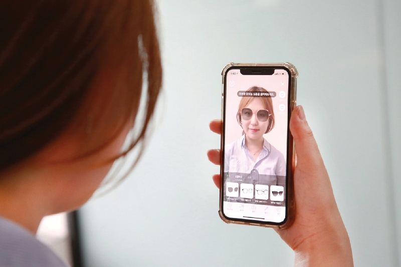 ▲ 롯데홈쇼핑 리얼피팅 서비스. 사진 = 롯데지주