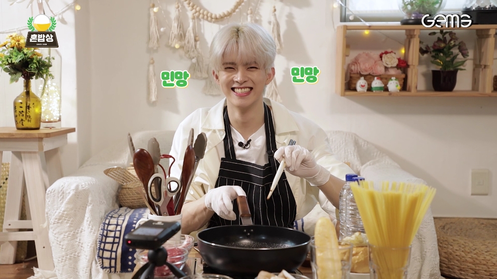 7인조 보이그룹 빅톤 멤버 정수빈이 지니뮤직의 미디어스튜디오 '잼스' 유튜브 채널에 '혼밥상' 영상에 출연했다. 정수빈은 한승우를 위해 스페인 요리를 선사했다./사진=지니뮤직