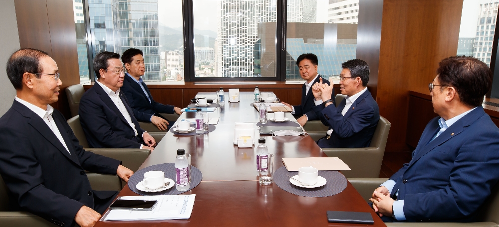 은성수 금융위원장은 12일 서울 중구 은행연합회에서 금융협회장들과 간담회를 진행했다. (왼쪽부터 시계방향으로) 김용덕 손해보험협회장, 김태영 은행연합회장, 김주현 여신금융협회장, 신용길 생명보험협회장, 은성수 금융위원장, 박재식 저축은행중앙회장 / 사진제공= 금융위원회(2020.08.12)