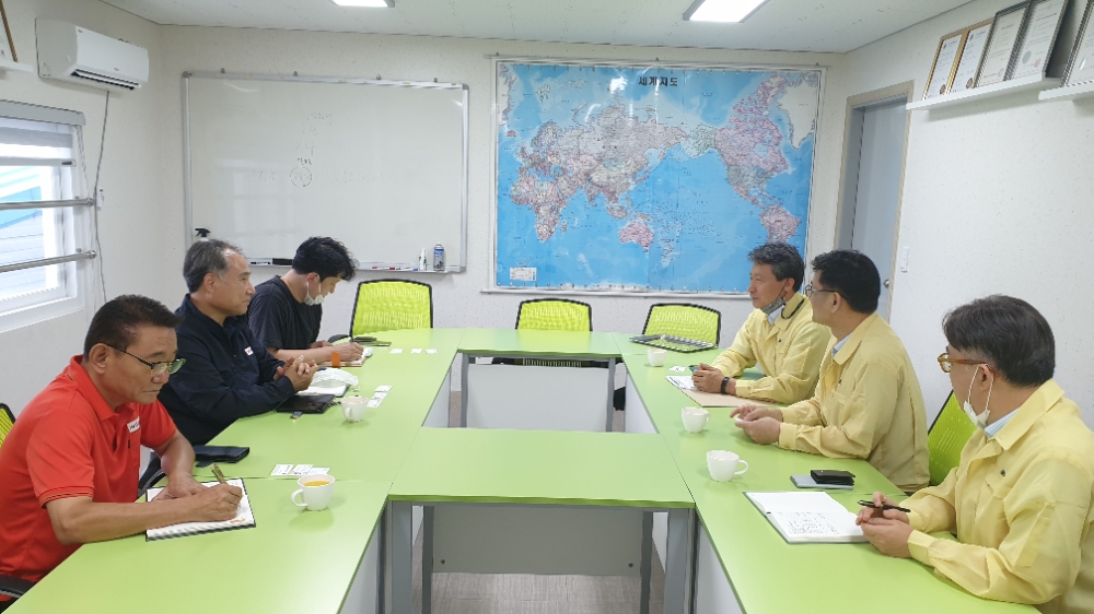 김영춘 기보 이사(오른쪽 두 번째) 및 임직원이 폭우 피해기업 핫몰드엔지니어링(주) 유승찬 대표이사(왼쪽 두 번째)와 면담을 하고 있다. /사진=기보