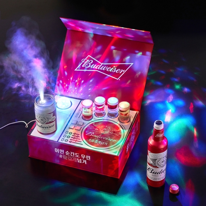 버드와이저가는 헨리와 함께하는 ‘#즐겁게넘겨’ 캠페인의 일환으로 집콕족들을 위한 특별한 굿즈 세트를 선보인다. 사진=오비맥주.