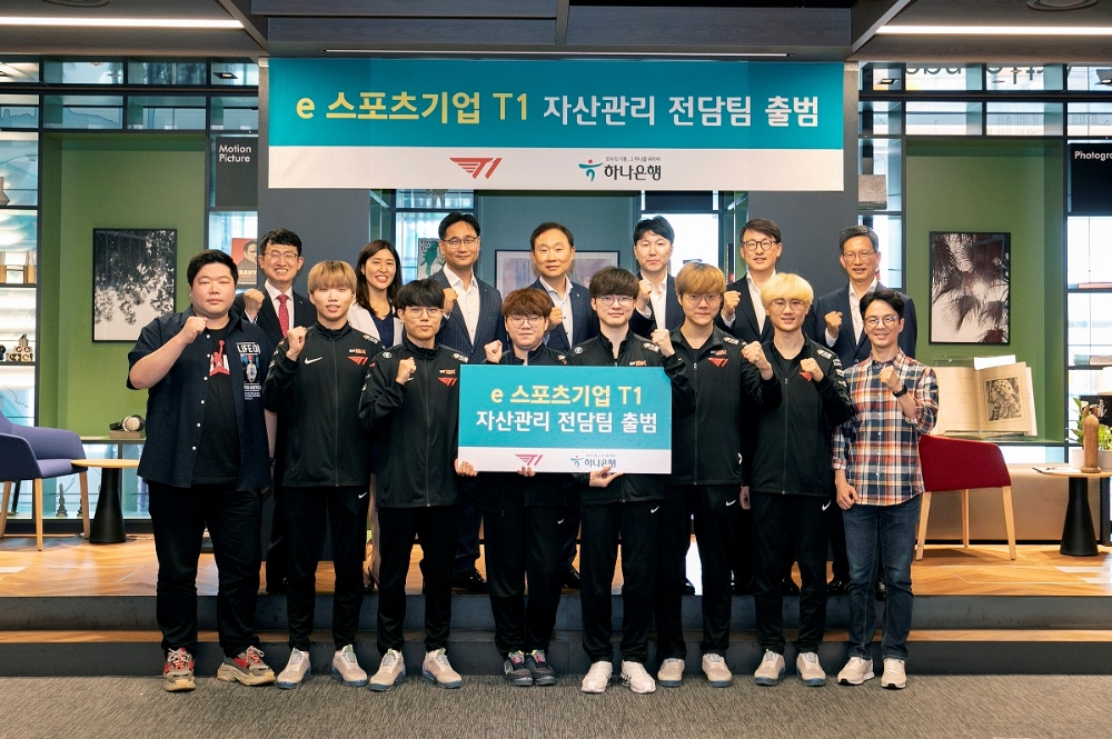 하나은행은 지난 12일 서울시 강남구소재 Club1 PB센터에서 세계적 e스포츠 기업 SK Telecom CS T1(이하 T1) 소속 선수들에 대한 자산관리 전담팀을 출범하고 출범식을 진행했다고 13일 밝혔다. (사진 뒷줄 왼쪽에서 네번째) 정원기 하나은행 자산관리사업단장, (사진 뒷줄 왼쪽에서 여섯번째) 김경호 하나은행 디지털금융사업본부장, (사진 앞줄 왼쪽에서 다섯번째) T1 이상혁 선수 / 사진= 하나은행(2020.08.13)