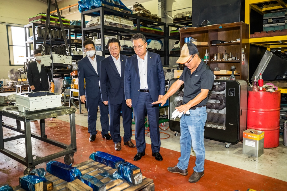 송종욱 광주은행장(오른쪽 두 번째)이 임성태 DM테크 대표(오른쪽 첫 번째)에게 침수피해를 입은 기계기구 등 피해현황에 대한 설명을 듣고 있다. /사진=광주은행