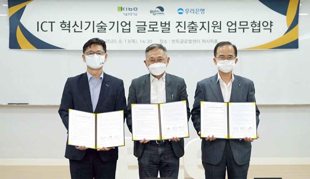 김영춘 기보 이사(왼쪽)와 김종갑 본투글로벌센터장(가운데), 서동립 우리은행 중소기업그룹장(오른쪽)이 ‘ICT 혁신기술기업 글로벌 진출지원 업무협약’을 체결했다. /사진=기보