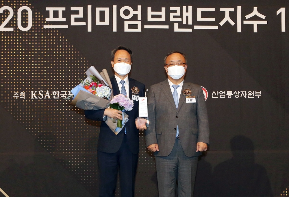진옥동 신한은행장(왼쪽)과 이상진 한국표준협회 회장(오른쪽)이 ‘대한민국 프리미엄 브랜드 CEO 대상’에서 기념촬영을 하는 모습. /사진=신한은행