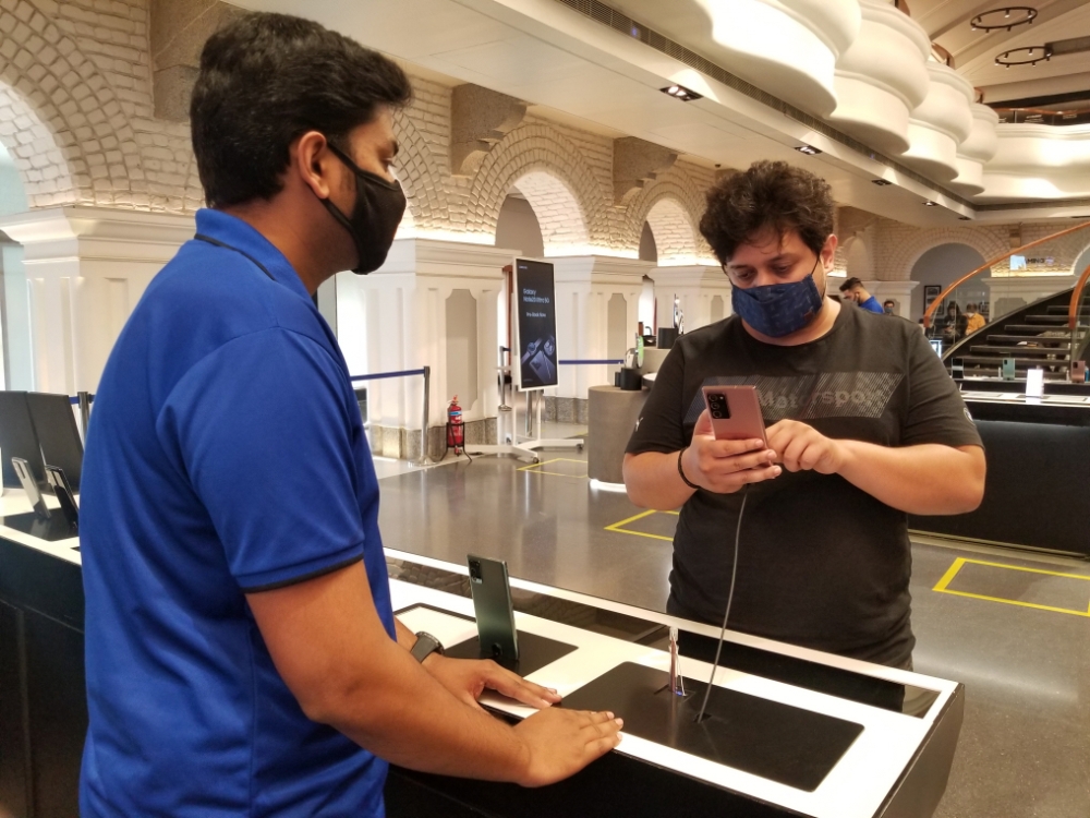 인도 벵갈루루에 위치한 삼성 오페라 하우스에서 '갤럭시 노트20'를 체험하고 있는 모습/사진=삼성전자