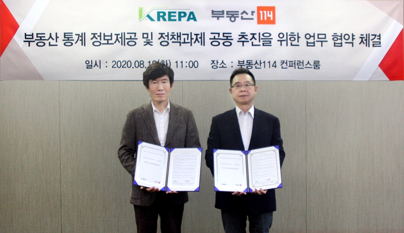 이성용 부동산114 대표이사(오른쪽)와 이윤상 한국부동산분양서비스협회 회장이 18일 업무 협약을 맺은 뒤 기념촬영을 하고 있다. / 사진=부동산114