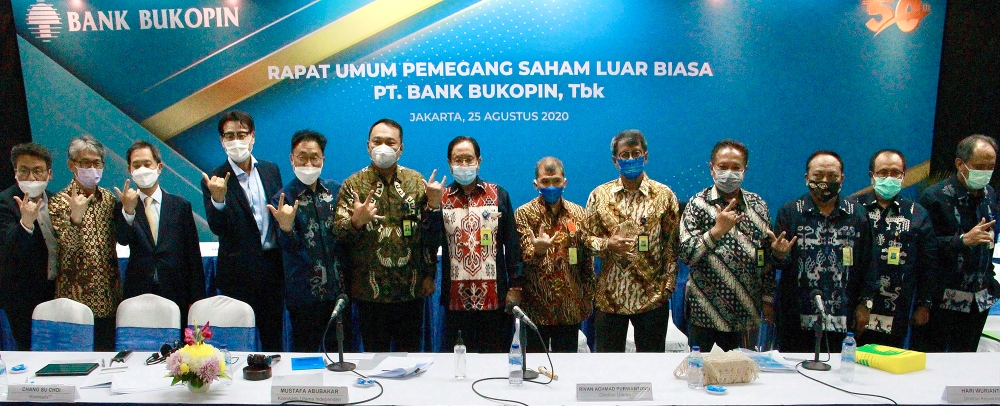 지난 25일 부코핀은행 본점에서 열린 주주총회에서 KB국민은행과 부코핀은행 이사진 및 경영진들이 기념촬영을 하고 있다. /사진=KB국민은행