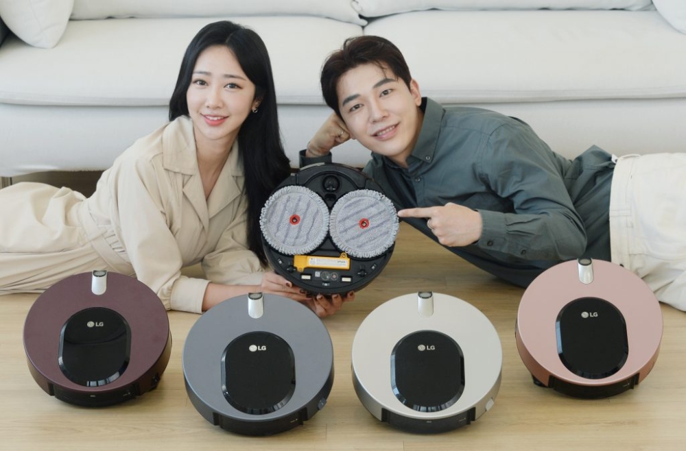 LG전자가 27일 바퀴없는 물걸레 전용 로봇청소기를 출시했다고 밝혔다. 청소하는 동안 걸레가 마르지 않도록 하는 '자동 물 공급 시스템'을 적용했다./사진=LG전자
