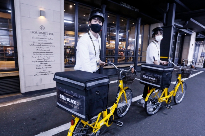 갤러리아 명품관 식품관 고메이 494는 생활밀착형 O2O 서비스 스타트업인 '㈜달리자'와 함께 다음 달 1일부터 프리미엄 컨시어지 서비스 '김집사블랙'을 시행한다. 사진=한화그룹.