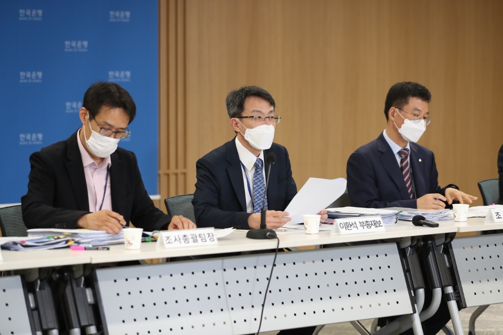 ▲이환석 한국은행 부총재보(가운데)가 27일 오후 서울 중구 한국은행에서 열린 경제전망 설명회에서 발언하고 있다./사진=한국은행